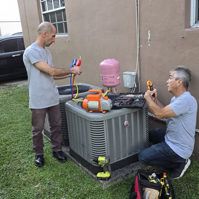 Técnicos de refrigeración profesionales trabajando